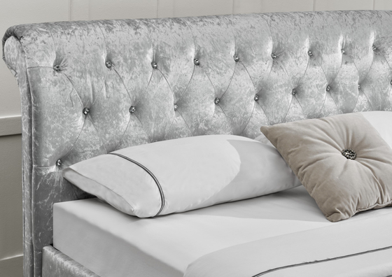 กำมะหยี่นุ่ม Chesterfield Ottoman Sleigh Bed ลูกสูบไฮดรอลิกพร้อมที่เก็บของขนาดใหญ่