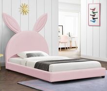 Fabric Living Spaces การออกแบบแพลตฟอร์มโครงเตียงหุ้มเบาะพร้อมที่วางเท้า